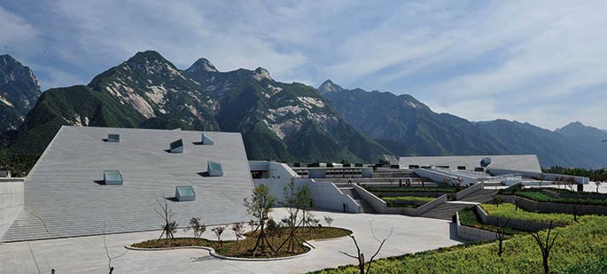 02沿下沉广场看建筑全景.jpg