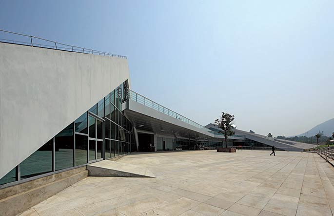 09建筑南侧候车区及疏散广场.jpg