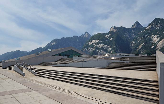 建筑与华山.jpg