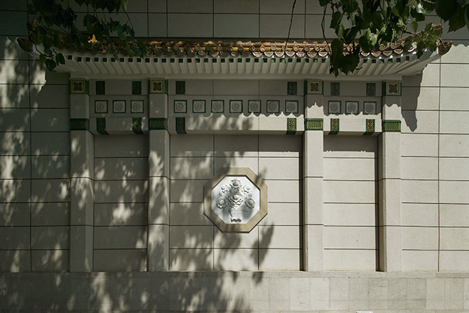 改造后墙上花饰寄树影.jpg