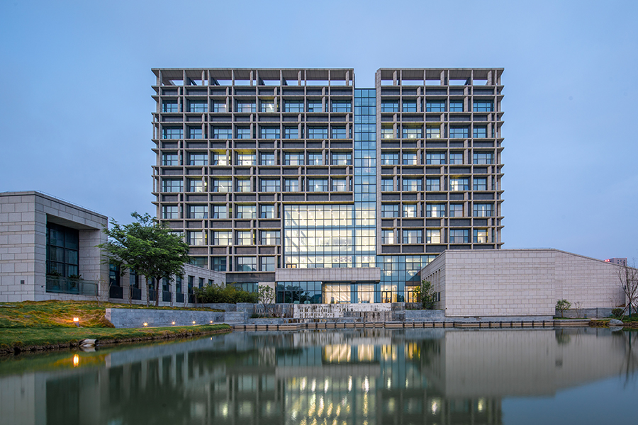 沿湖人视图夜景（摄影师：存在建筑）.jpg